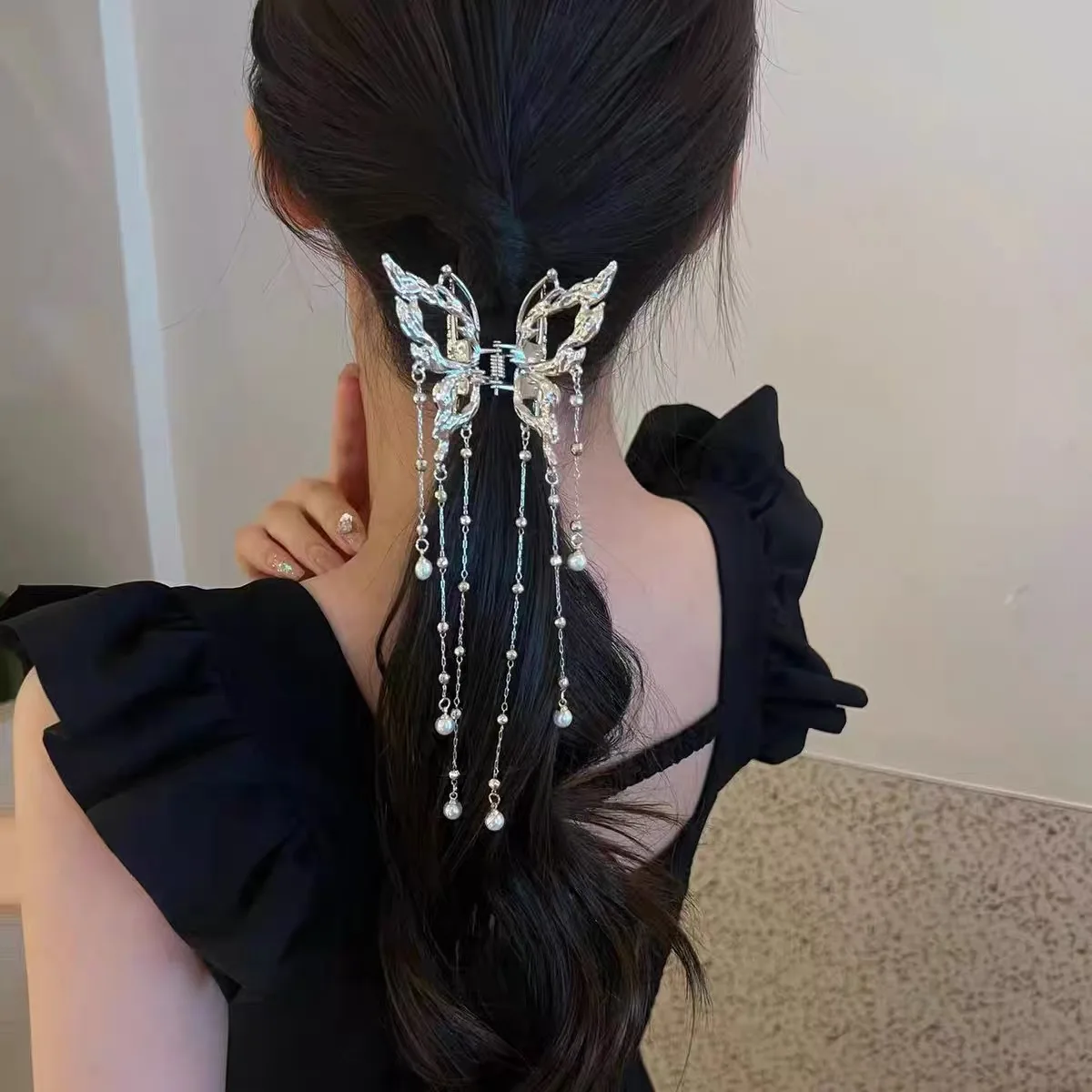 AWAYTR Hair Claw Butterfly Pearl Tassel Hair Clip